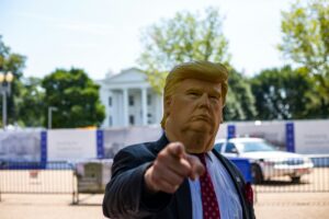 Uomo in maschera di Donald Trump